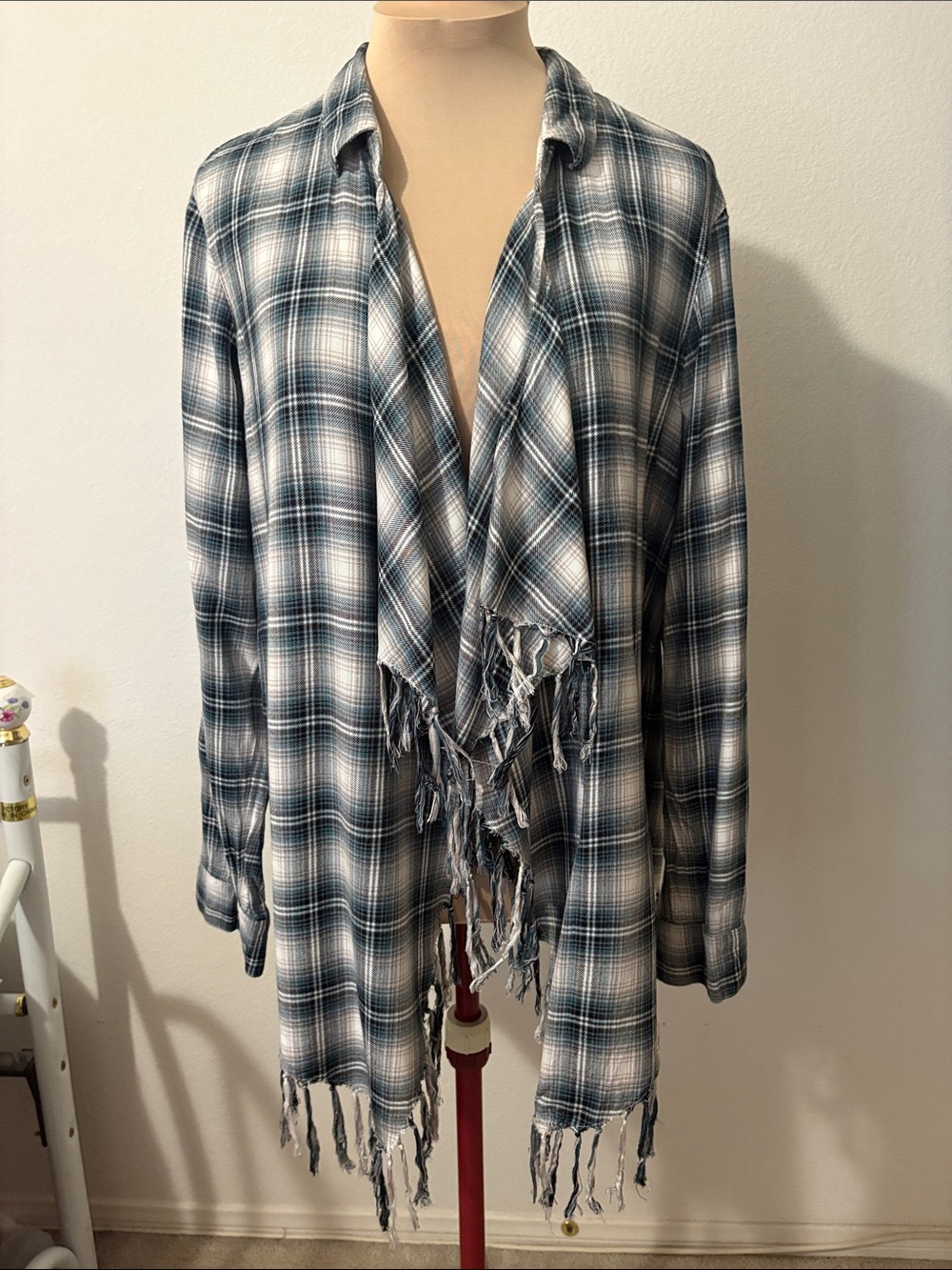 Willow & Clay Size Small open-front plaid cardigan fringe hem-line 100% Rayon